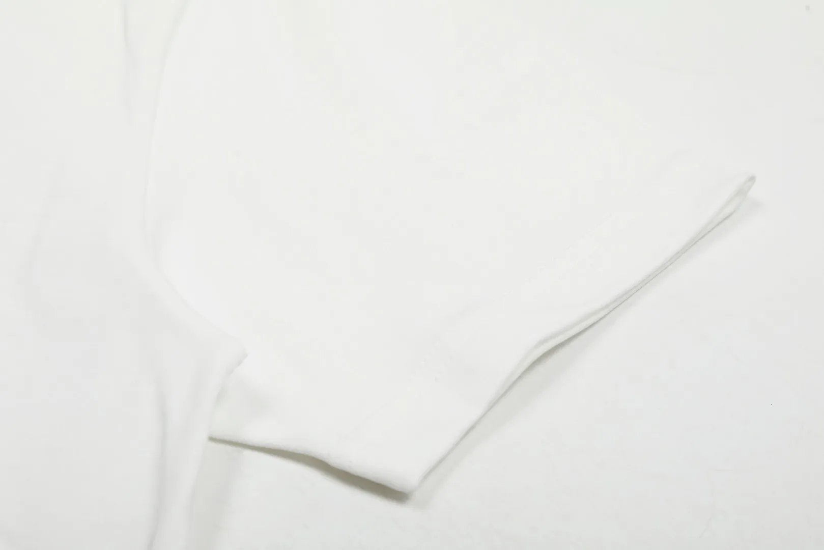 VIVI 139# "Exclusive style" vivienne west wood Queen Mother Vivienne Saturn logo printed short sleeves. The new fabrics have been machine washed at high temperature + water twice. The only one in the entire network that achieves 0 shrinkage. The Solona thread is arranged. The threaded neckline does not deform. It is tight and dense. Welcome to compare. The entire series of correct accessories. Every detail is completely restored and can be stretched directly.